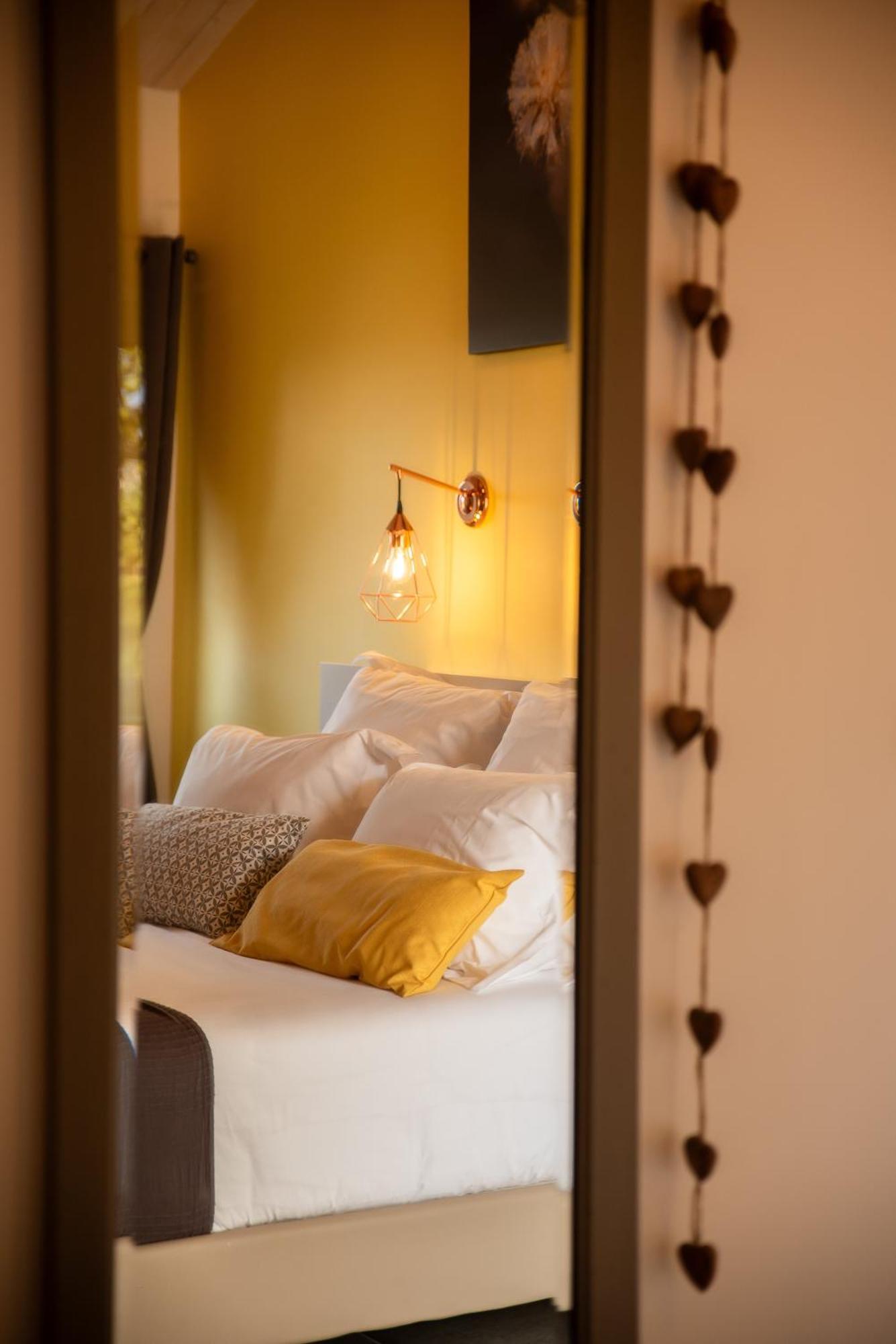 Domaine Forvent Bed & Breakfast Saint-Julien-de-Peyrolas Dış mekan fotoğraf